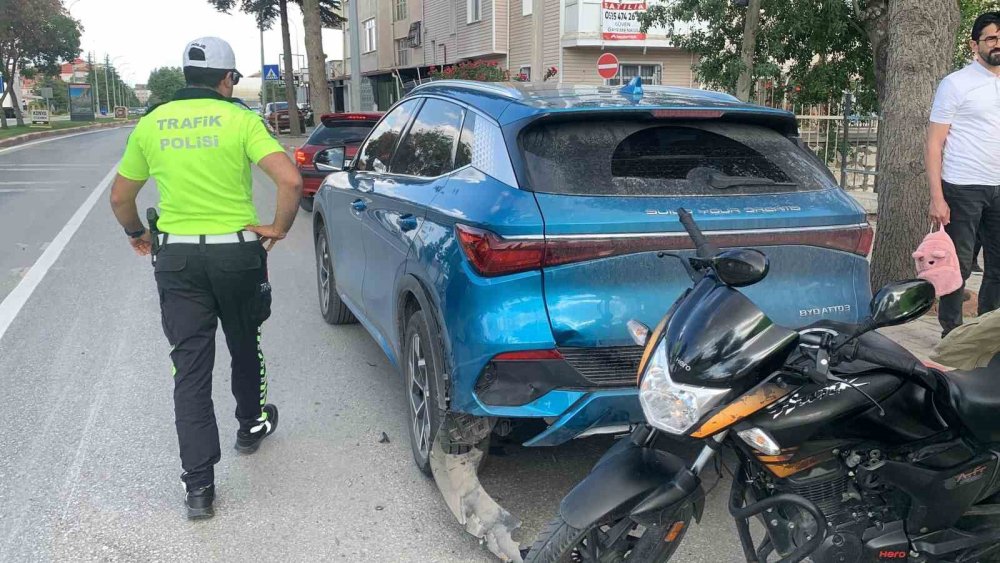 Karaman'da park halindeki cipe çarpan motosikletli yaralandı