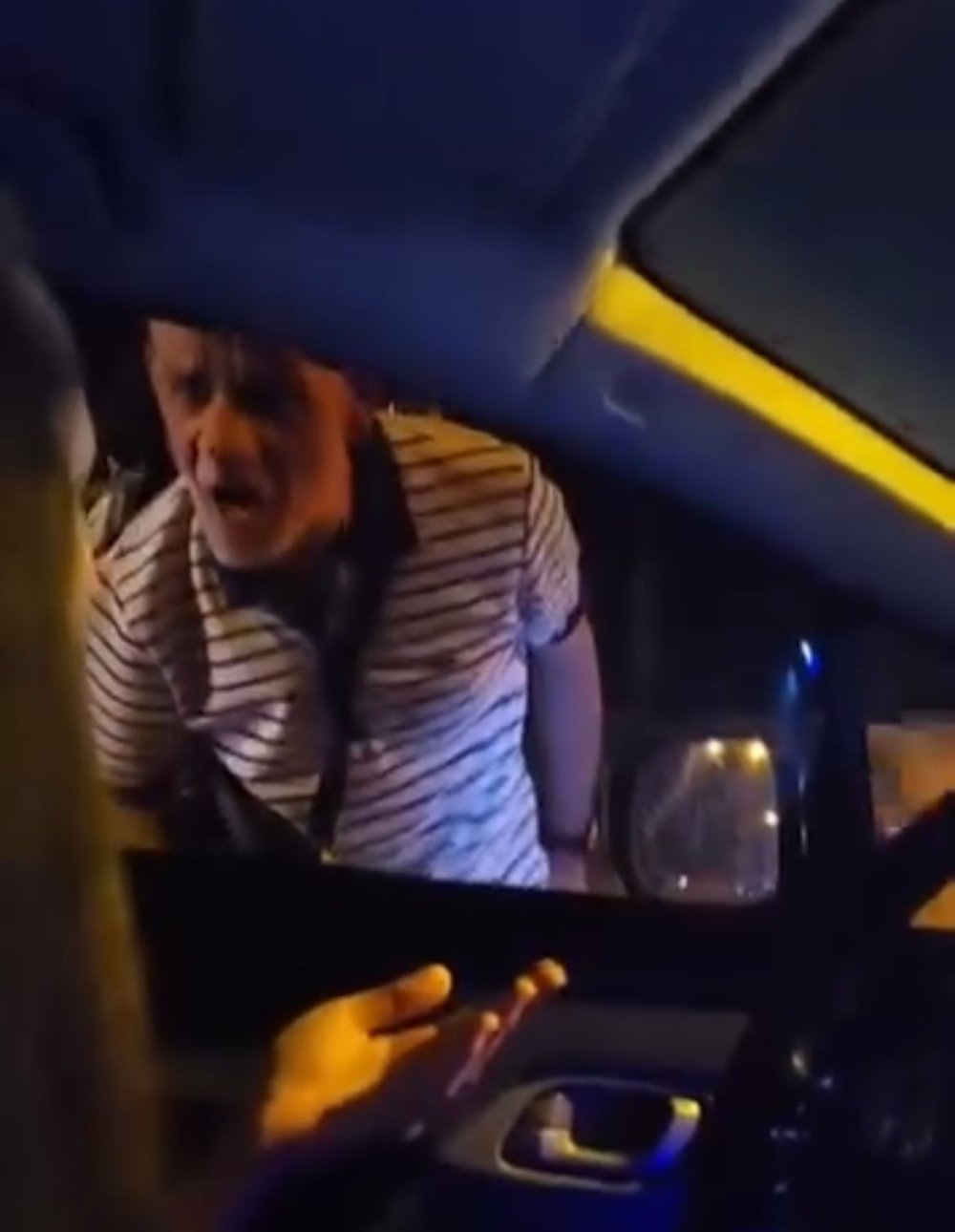 Sinyal vermeyen sürücünün önünü kesip camı yumrukladı