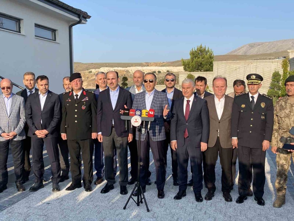 Bakan Yerlikaya bayram namazını memleketi Konya'da kıldı