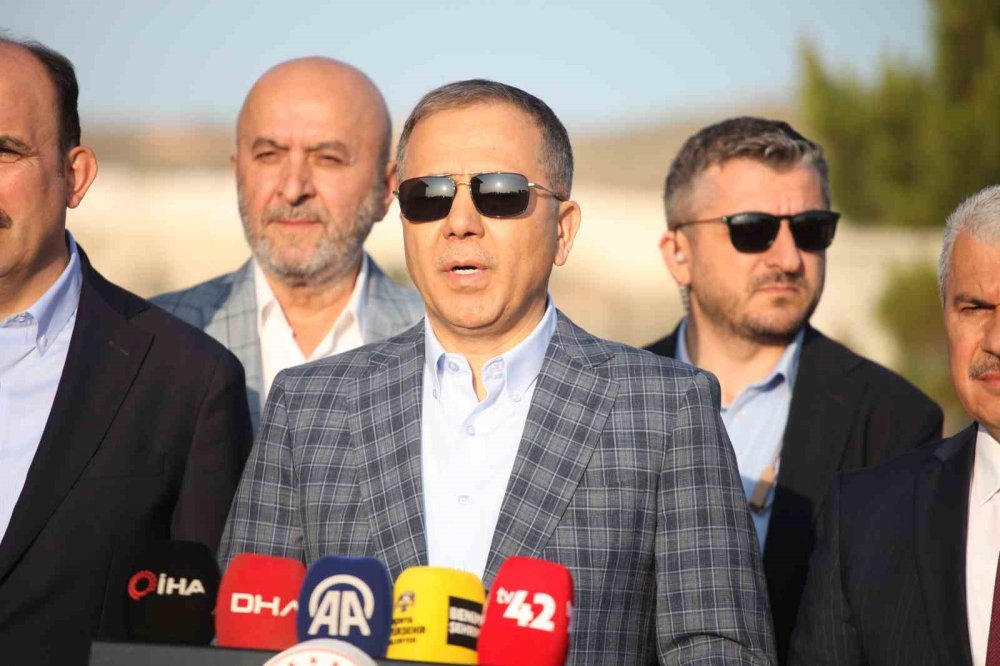 Bakan Yerlikaya bayram namazını memleketi Konya'da kıldı