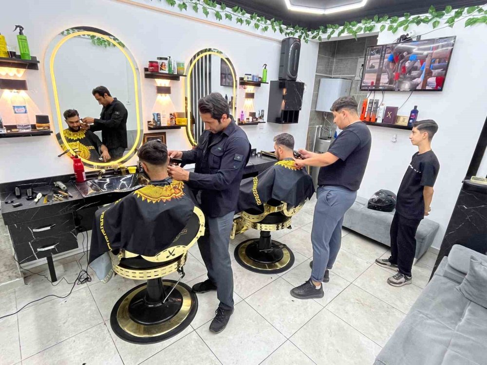 Berberler bayram sabahına kadar makas salladı