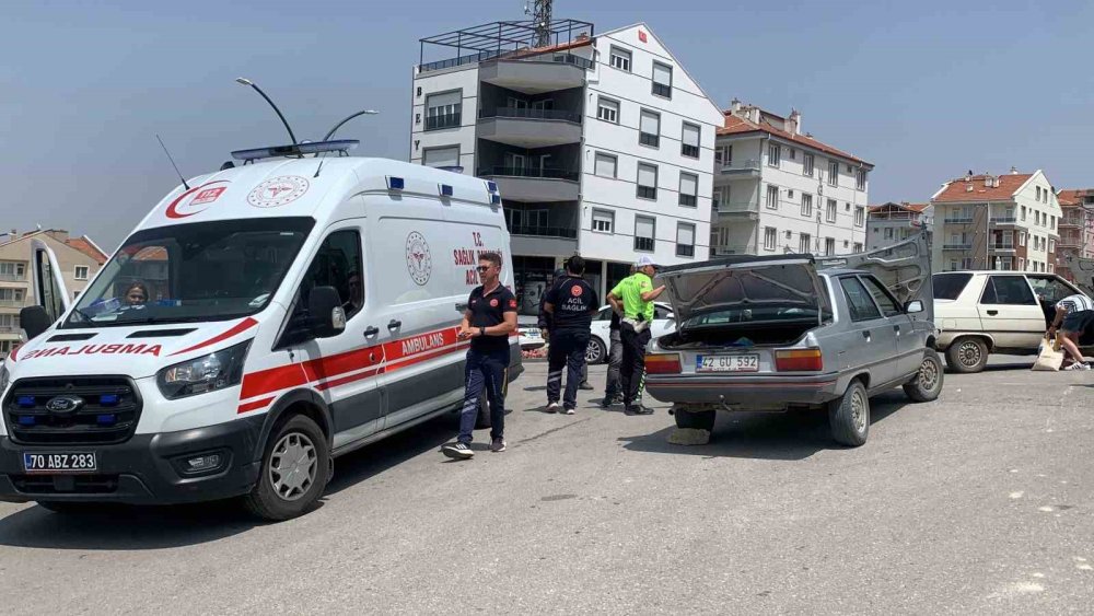 Kontrolsüz kavşakta çarpıştılar: 2 yaralı, kaza anı kamerada