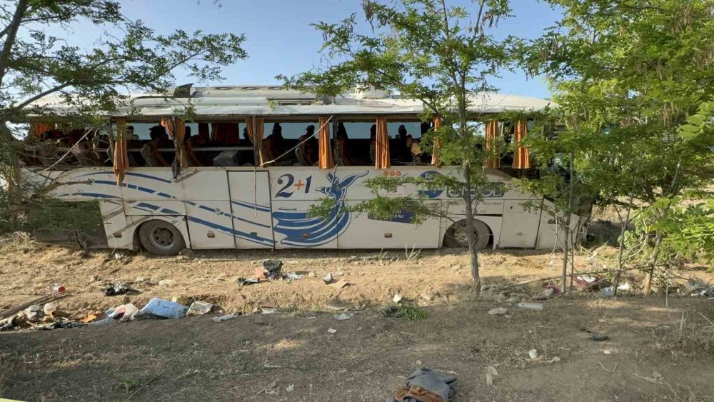 Konya'da bayram kaza ile başladı: Yolcu otobüsü devrildi