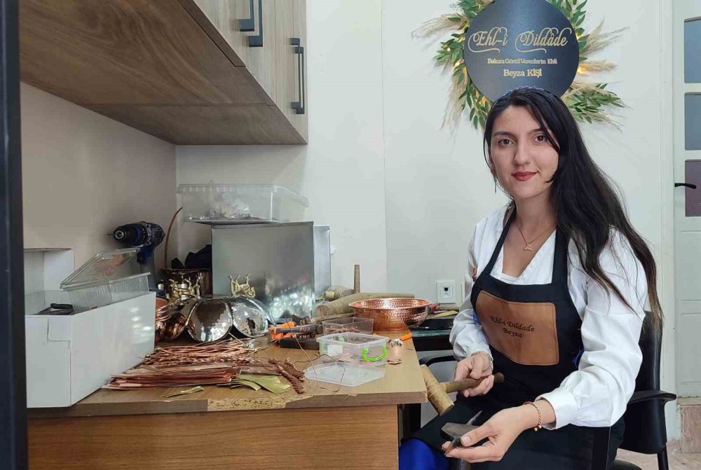 Kadın bakır ustası resmen sanat yapıyor
