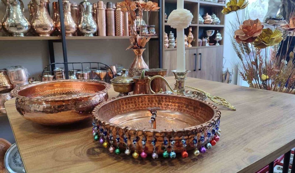 Kadın bakır ustası resmen sanat yapıyor