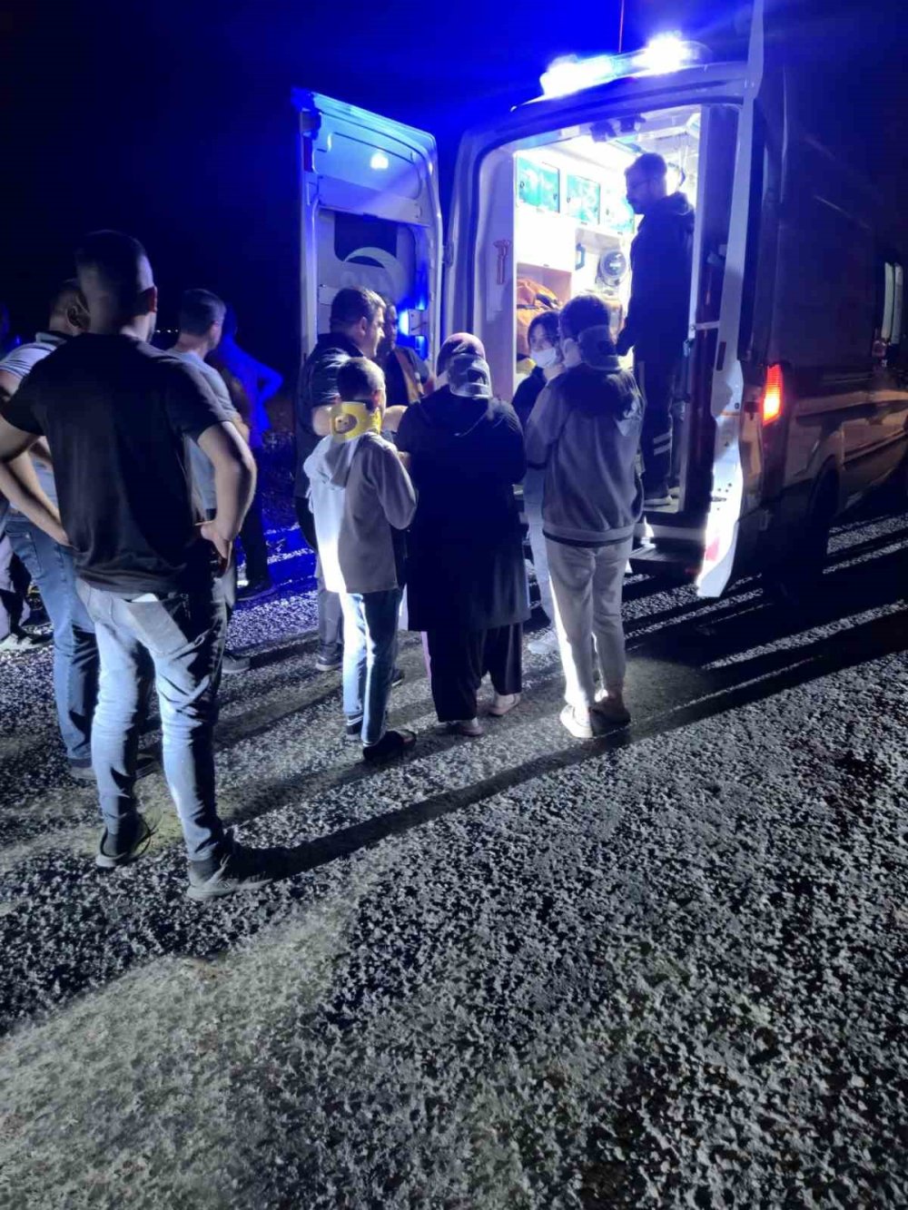 Karapınar’da otomobil beton direğe çarptı: 5 yaralı