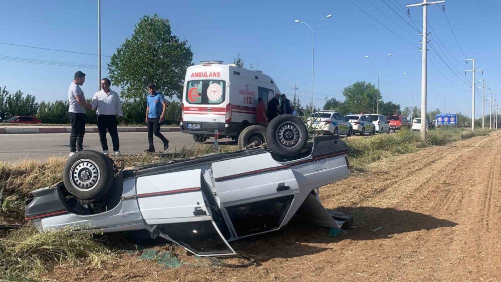 Şarampole devrilen otomobilin sürücüsü araçta sıkıştı