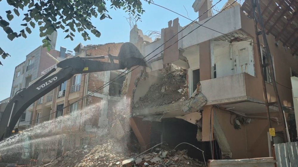 Vatandaşın hayatı pamuk ipliğine bağlı: Kontrollü yıkımda yan binanın duvarı da yıkıldı