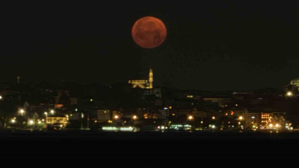 18 yıl sonra büyüleyici "Çilek Dolunayı" görüntülendi