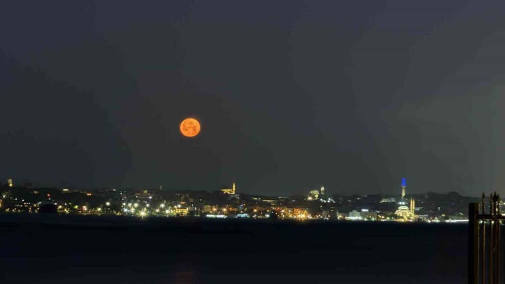 18 yıl sonra büyüleyici "Çilek Dolunayı" görüntülendi