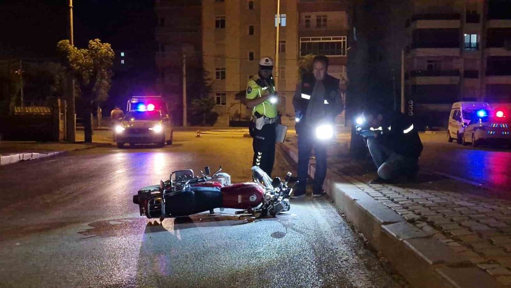 Karaman’da kontrolden çıkan motosiklet refüje çarptı: 2 kişi ağır yaralı