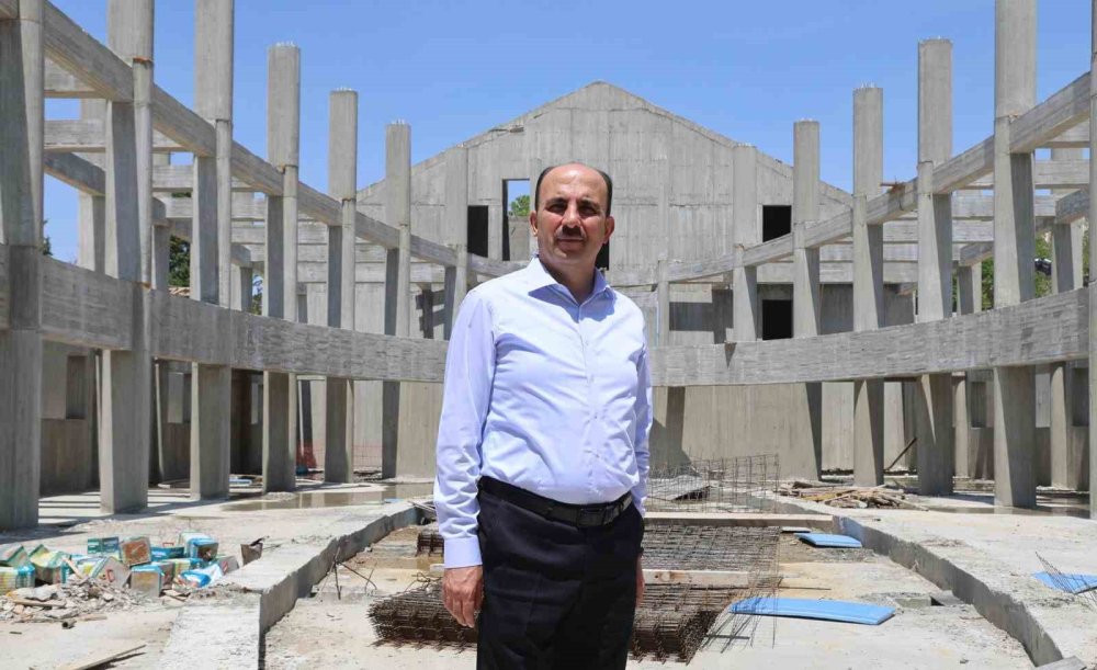 Şehrin göbeğine yapılan kütüphane hızla yükseliyor