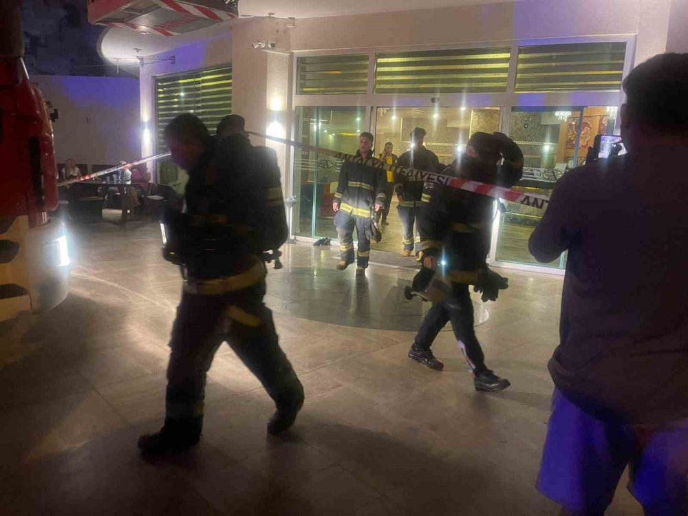 Alanya'da 5 Yıldızlı Otelde Korkutan Yangın: 622 Turist Tahliye Edildi