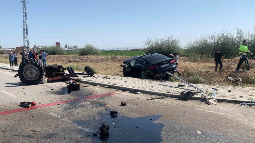 Audi ile çarpışan traktör param parça oldu: Sürücü öldü