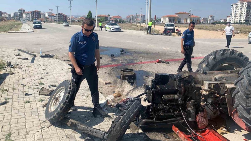 Audi ile çarpışan traktör param parça oldu: Sürücü öldü