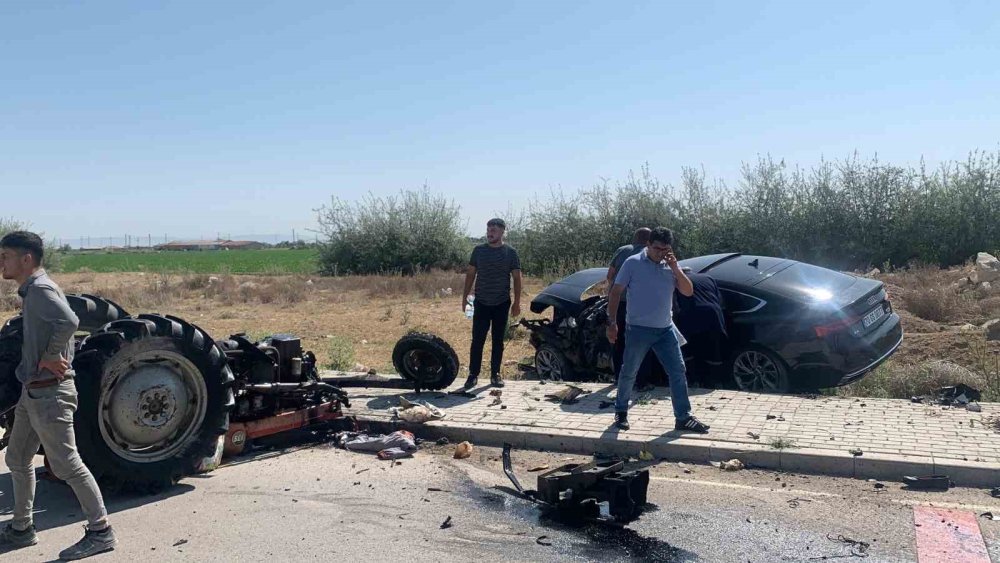 Audi ile çarpışan traktör param parça oldu: Sürücü öldü