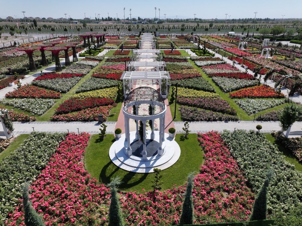 Mevlana Gül Parkı yeni sezona merhaba dedi