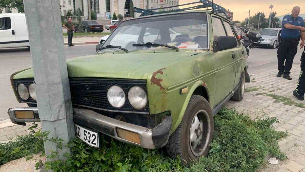 Kontrolden çıkan otomobil direğe çarparak durabildi