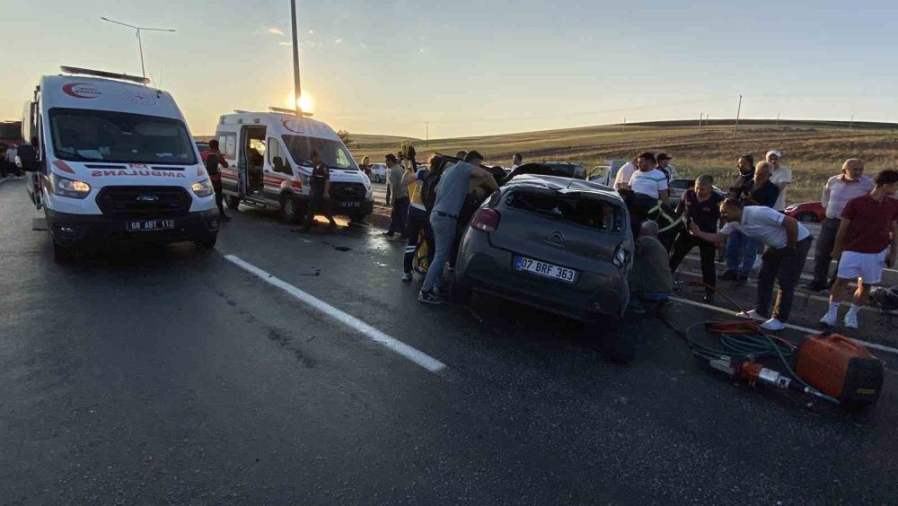 Aksaray'da kavşakta feci kaza: 2’si ağır 8 yaralı