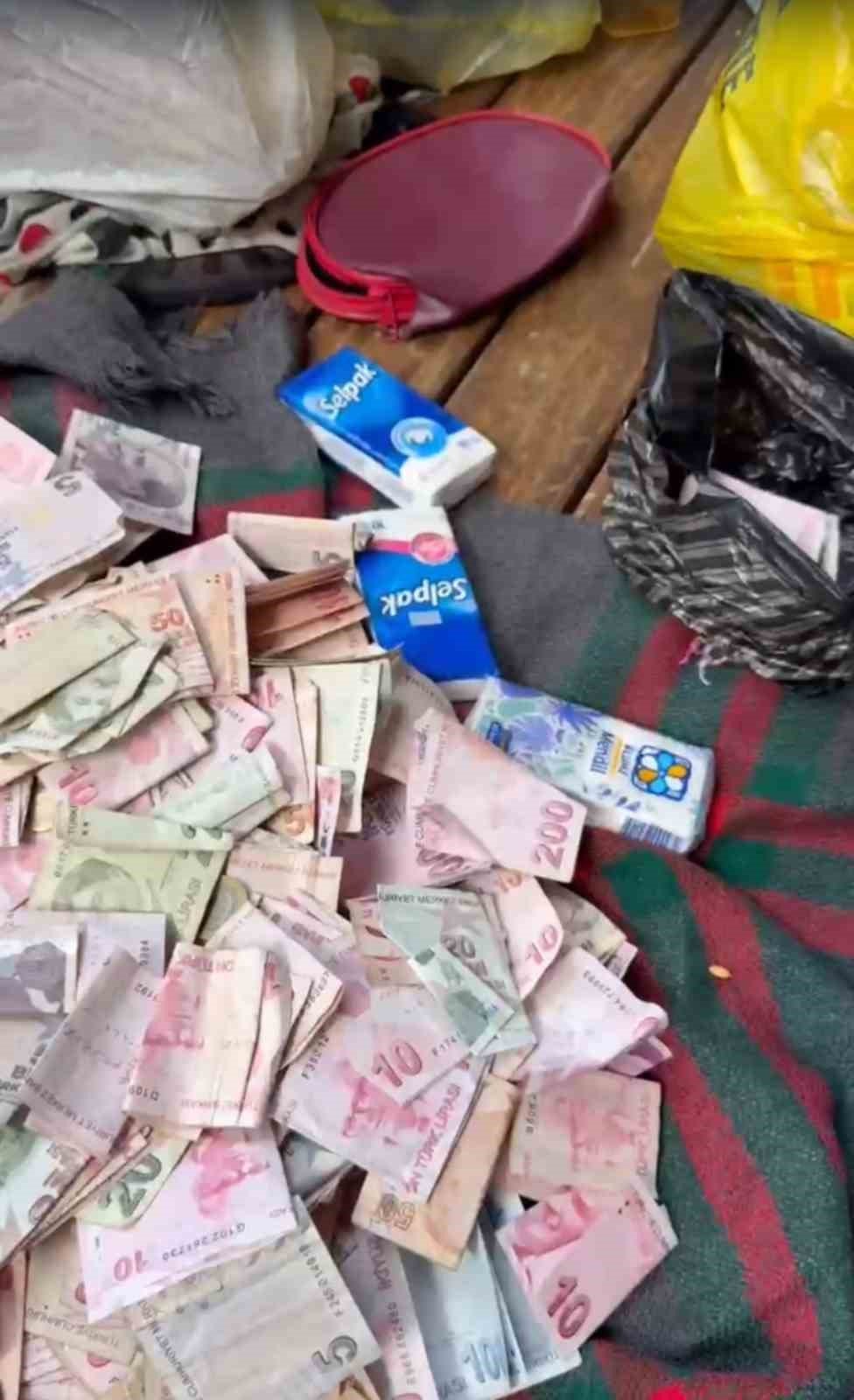 Dilenerek topladığı paralarla çeyrek almış