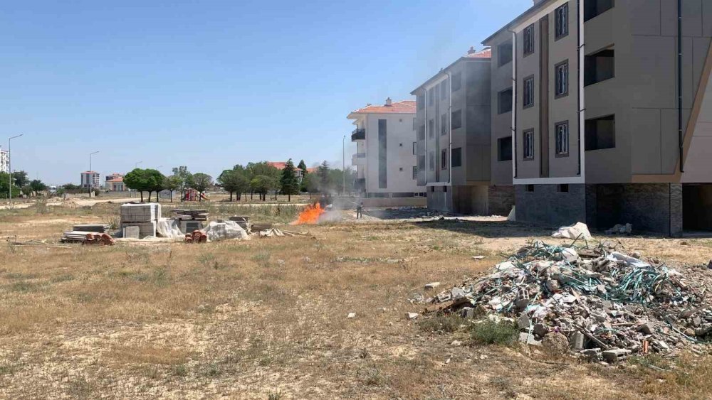 Atık malzemeler alev aldı, vatandaş hortumla müdahale etti