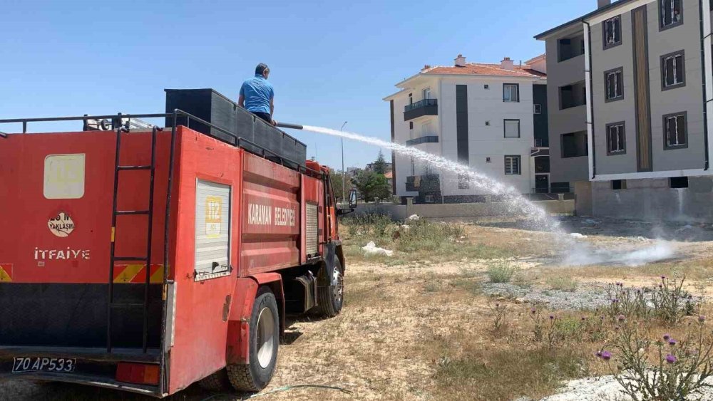 Atık malzemeler alev aldı, vatandaş hortumla müdahale etti