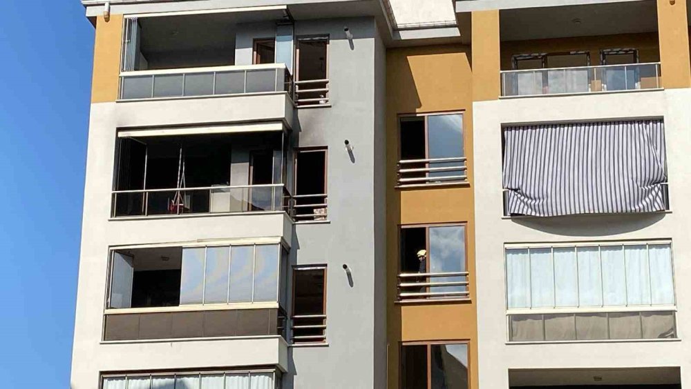 Dairede çıkan yangın sitede paniğe neden oldu