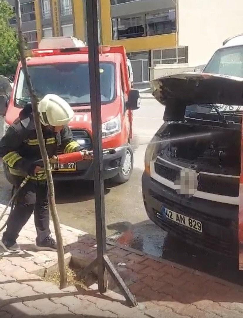 Kulu'da minibüs yangını paniğe neden oldu