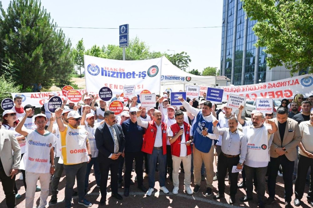 Hizmet-İş Sendikası üyeleri, Altındağ Belediyesi önünde grev çadırında hak arayışında.