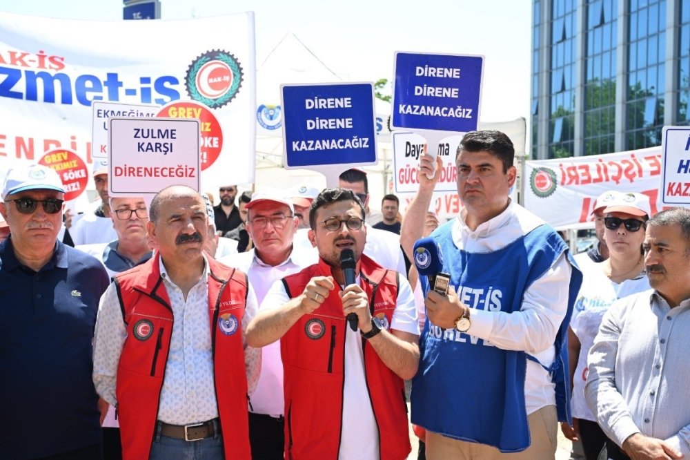 Hizmet-İş Sendikası üyeleri, Altındağ Belediyesi önünde grev çadırında hak arayışında.