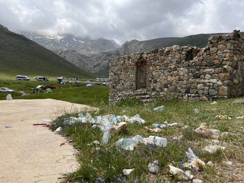 Bolkar Dağları’nın Doğa Harikaları Çöp İçinde Kaldı