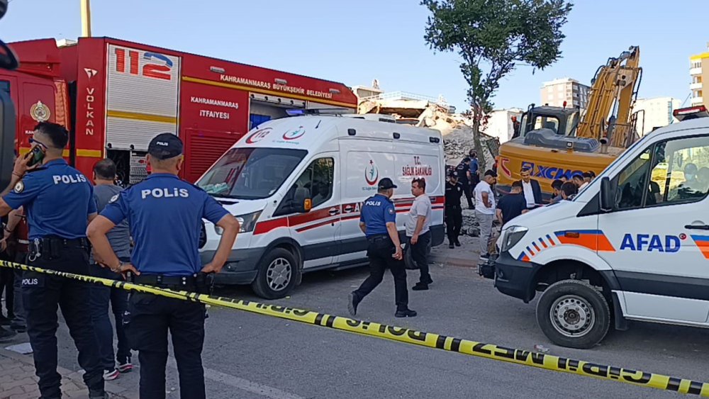 Kontrollü yıkım faciası: Bina, iş makinesinin üzerine çöktü; operatör hayatını kaybetti