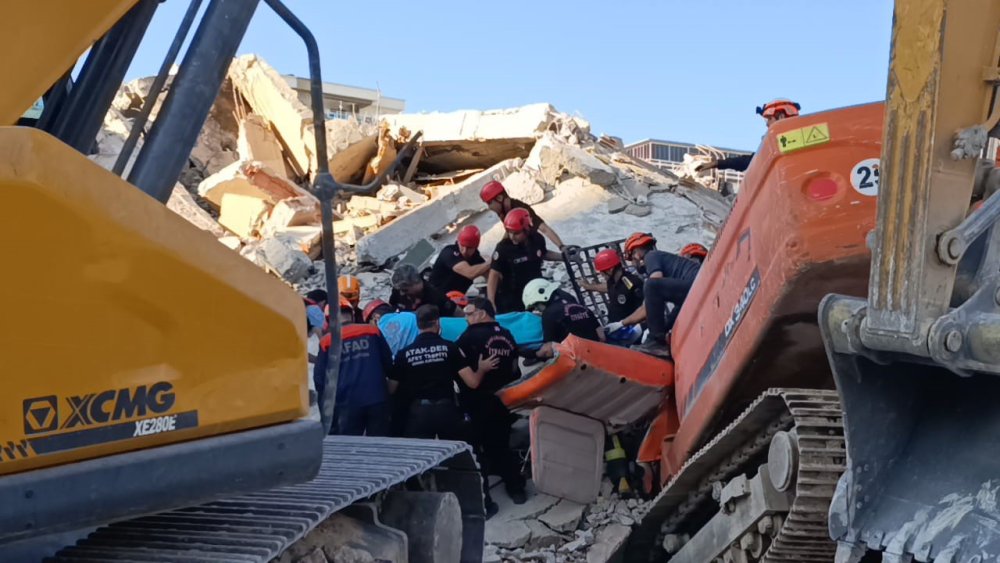 Kontrollü yıkım faciası: Bina, iş makinesinin üzerine çöktü; operatör hayatını kaybetti
