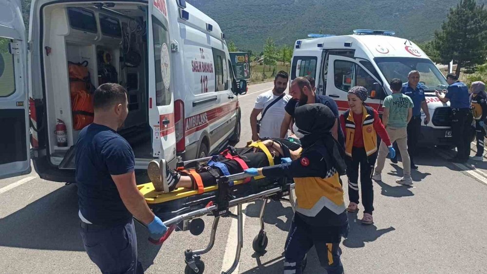 Seydişehir’de Motosiklet Virajı Alamayıp Devrildi: 2 Yaralı