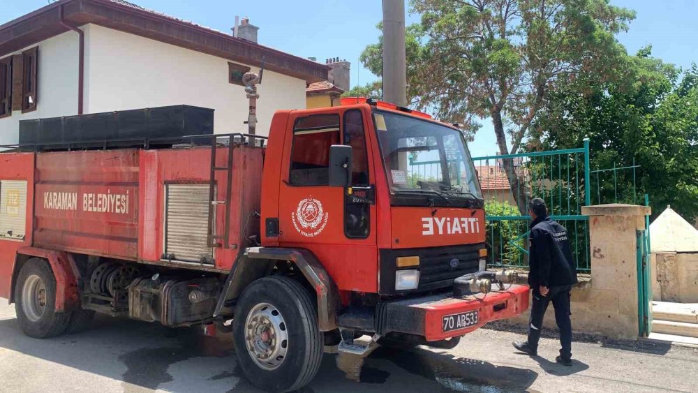 Cami avlusundaki kuru otlar tutuştu