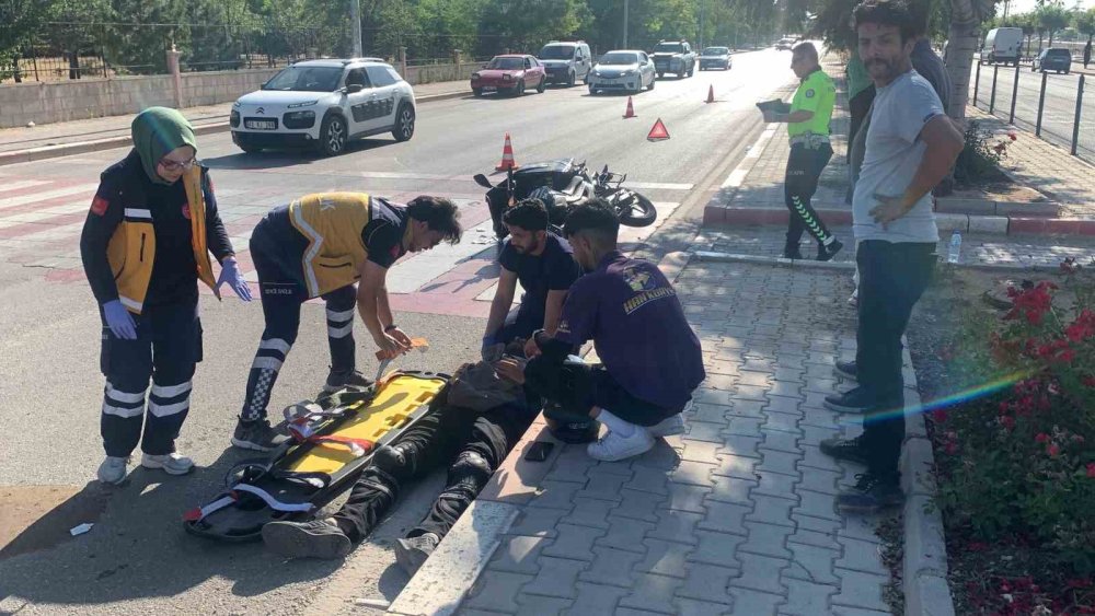 Karaman’da Otomobil ile Çarpışan Motokurye Yaralandı