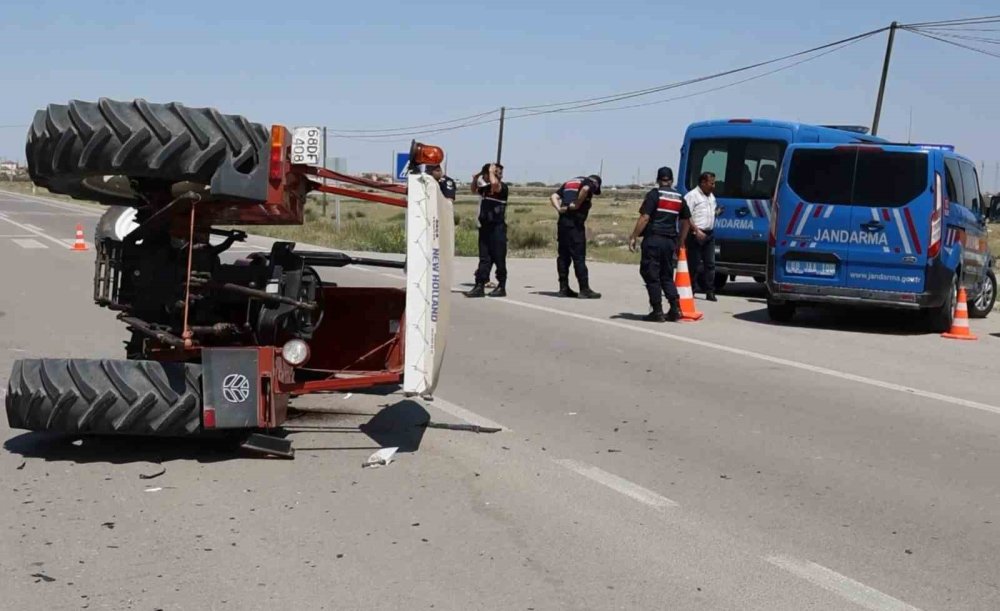 Audi ile traktör çarpıştı: 4 ağır yaralı