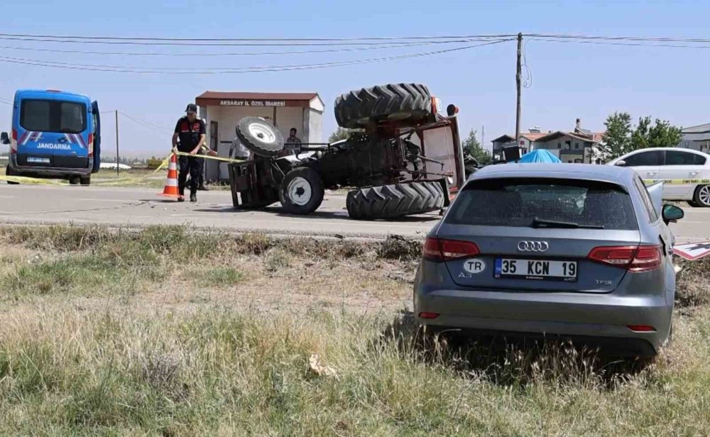 Audi ile traktör çarpıştı: 4 ağır yaralı