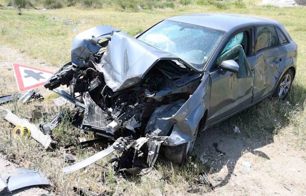 Audi ile traktör çarpıştı: 4 ağır yaralı