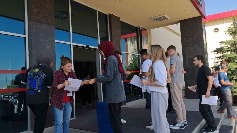 Karaman’da YKS’nin İlk Oturumuna Geç Kalan Adaylar Sınava Alınmadı