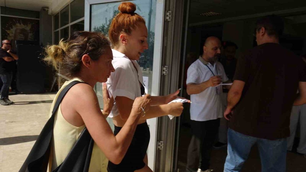 Küpesini çıkaramayınca sınava giremedi