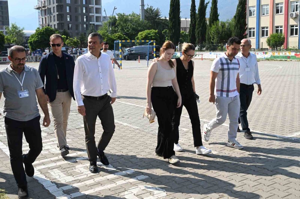 Özgür Özel'den Duygusal Destek: Nehir Zeyrek’i Sınavda Yalnız Bırakmadı