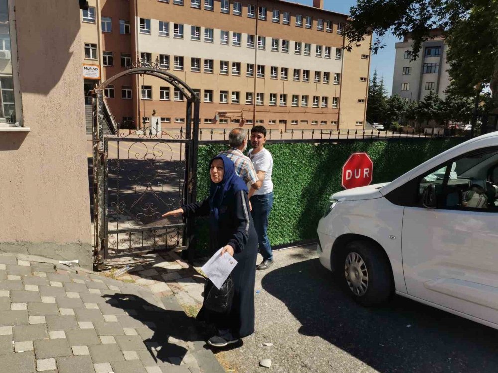 Sınava Yetişemeyen Gencin Ailesi Gazetecilere Tepki Gösterdi