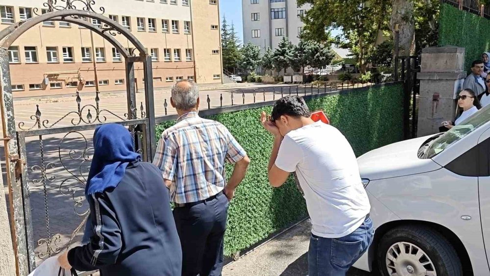 Sınava Yetişemeyen Gencin Ailesi Gazetecilere Tepki Gösterdi