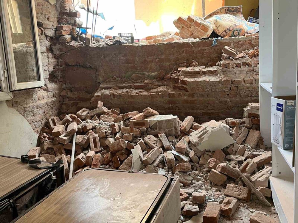 Tünel İnşaatında Facia: Bir Evin Duvarı Çöktü, Anne ve Bebek Ölümden Döndü
