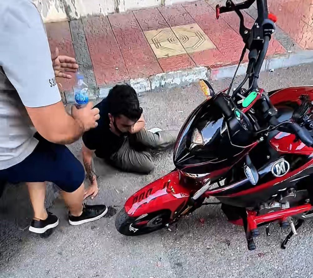 Boğazına şeker kaçan vatandaşı motosikletli sürücü Heimlich manevrasıyla kurtardı