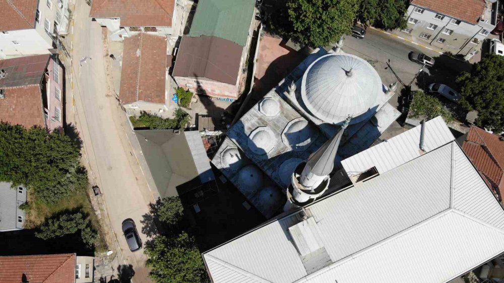İlginç mimari: Minare ile çatı aynı hizada birleşti