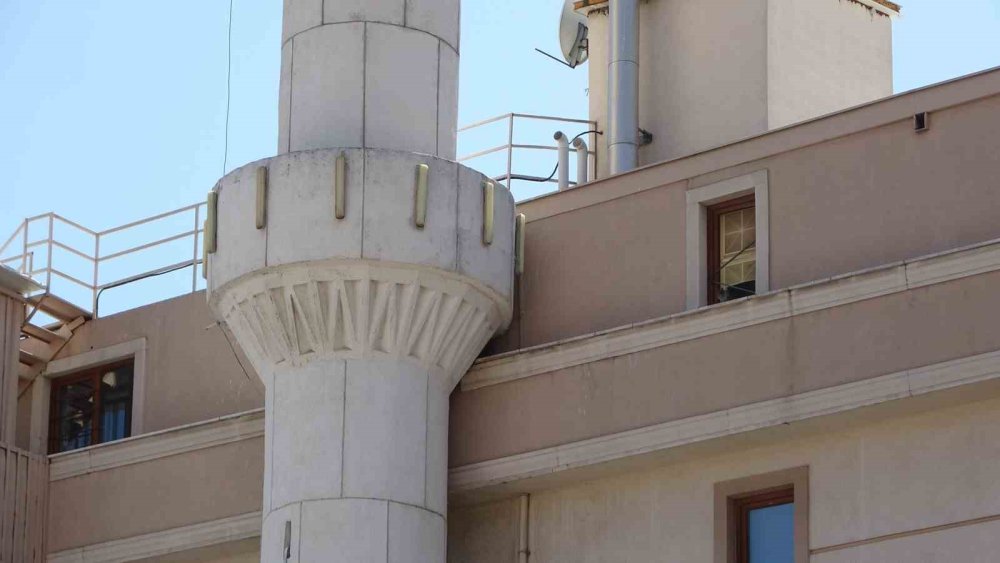 İlginç mimari: Minare ile çatı aynı hizada birleşti