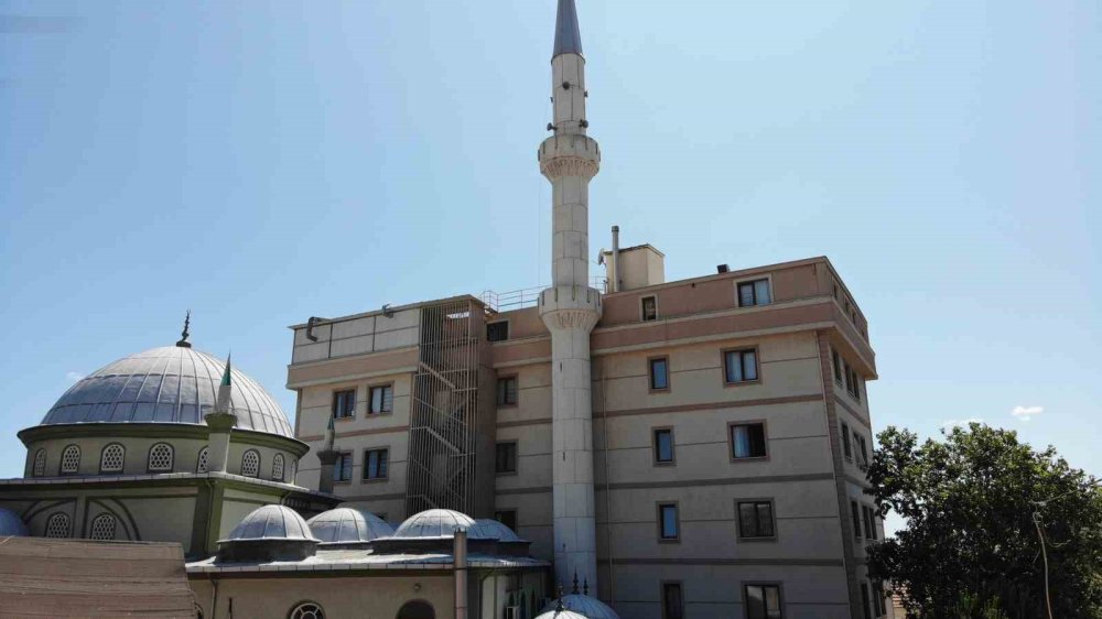 İlginç mimari: Minare ile çatı aynı hizada birleşti