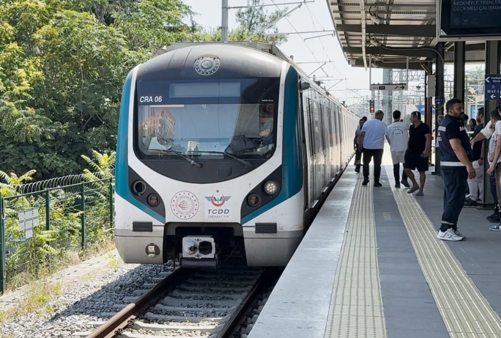 Marmaray’da olay: Raylara atlayarak canına kıydı